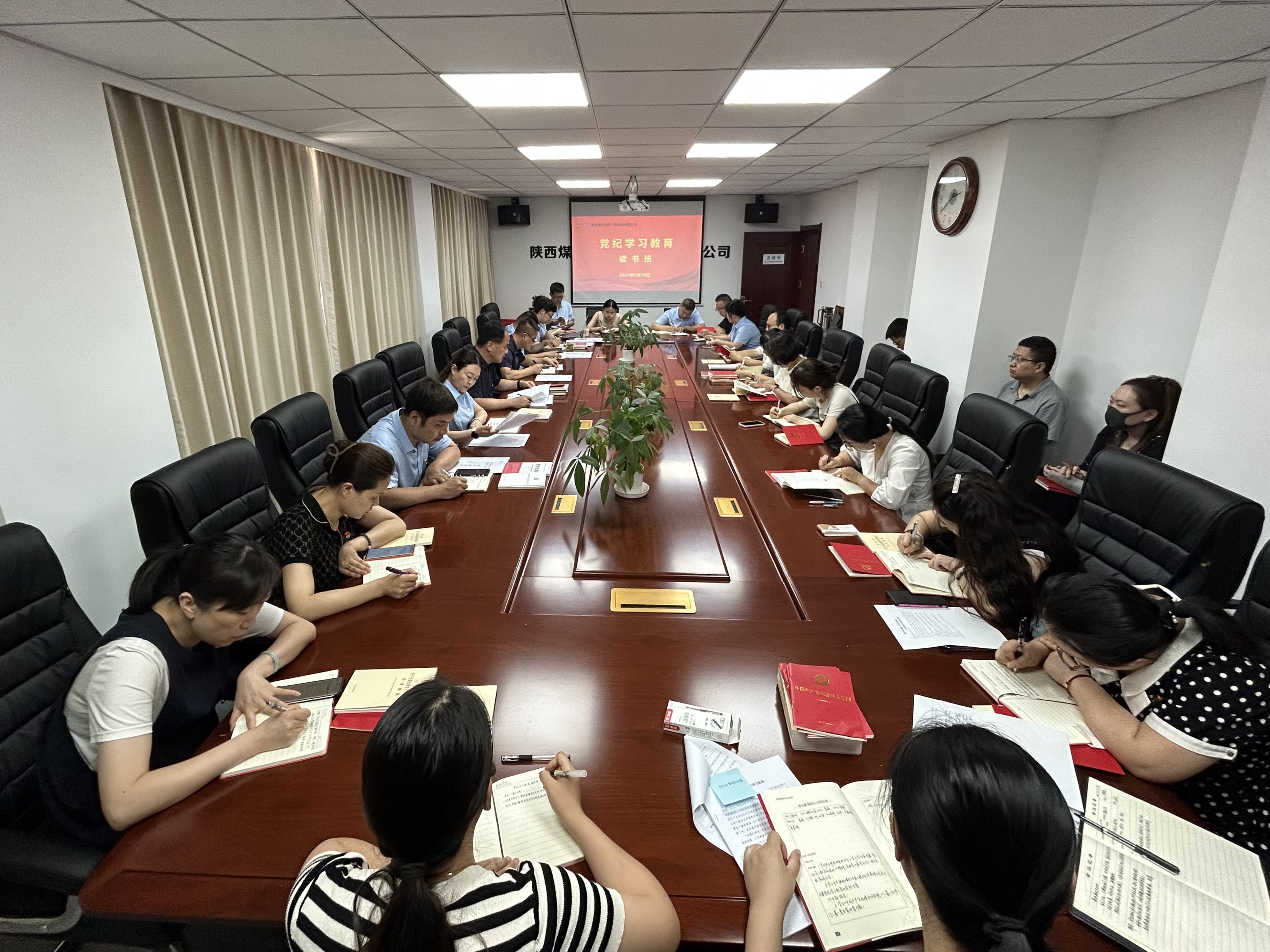 为继续深入贯彻落实习近平总书记关于党纪学习教育的重要讲话和重要指示精神，推动党纪学习教育走深走实，陕西煤田地质工程科技有限公司于6月19日至21日举办了为期两天的党纪学习教育读书班，全面深入系统学习习近平总书记关于党的纪律建设的重要论述，逐篇逐章逐条学习新修订的《中国共产党纪律处分条例》。（摄影：姜鸣）.jpg