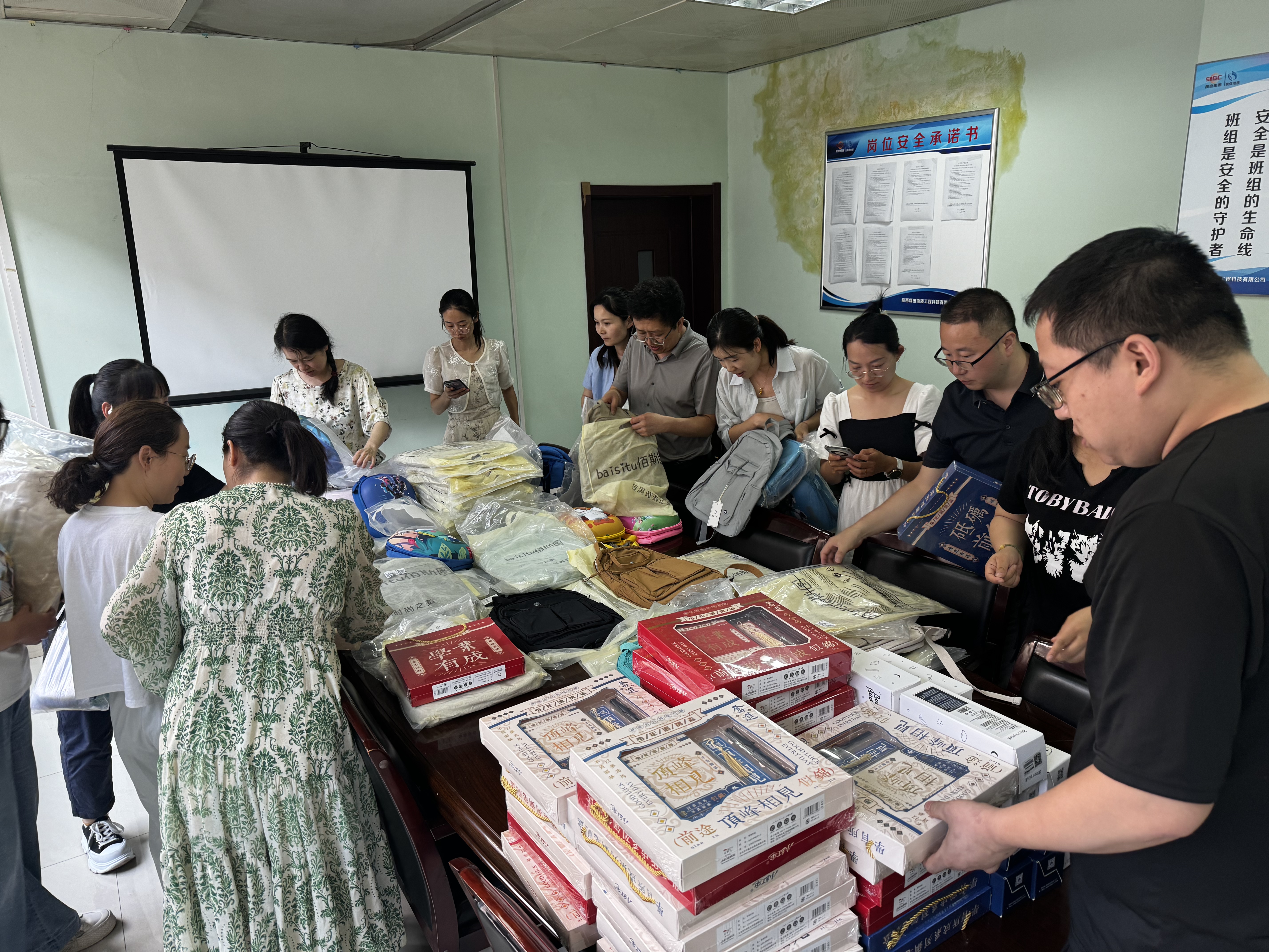 2025年“六一”儿童节来临之际，工程科技公司工会和女职工委员会结合职工子女的年龄、性别和喜好等因素，为14周岁以下的职工子女精心挑选了书包、保温杯、文具套盒等节日礼物，向小朋友们表达了节日的关怀和祝福。（摄影：徐锐）.jpg