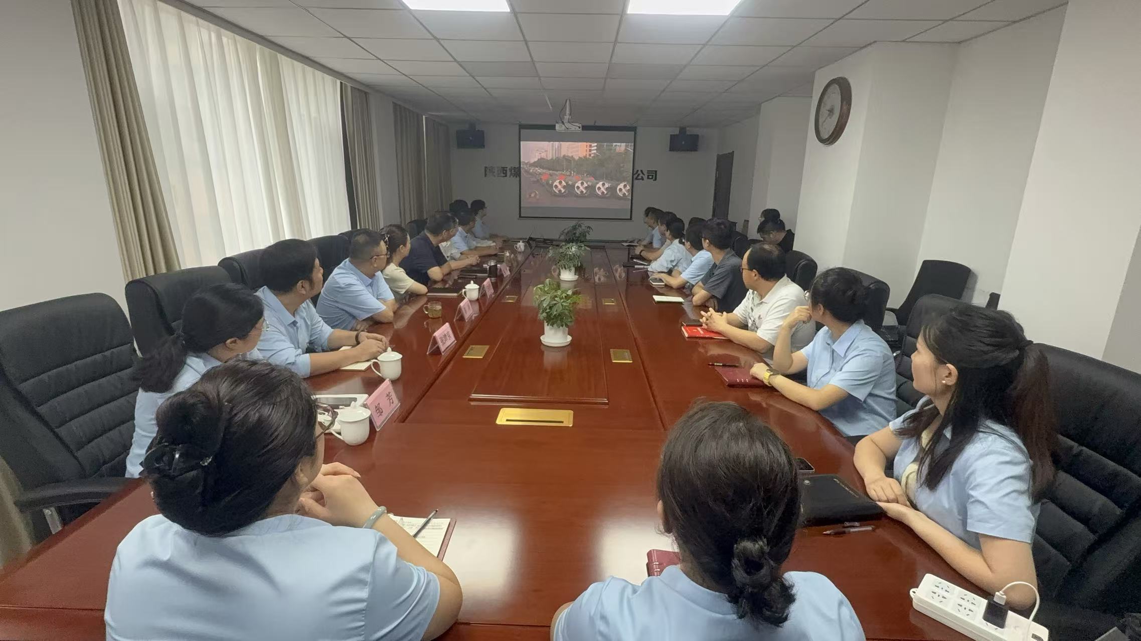 为隆重纪念中国人民抗日战争暨世界反法西斯战争胜利80周年，弘扬爱国主义精神，9月3日上午，工程科技公司组织职工集中收看阅兵仪式直播，并开展“抗战历史知识问答”主题活动，重温历史，汲取奋进力量。（摄影：王慧）.jpg