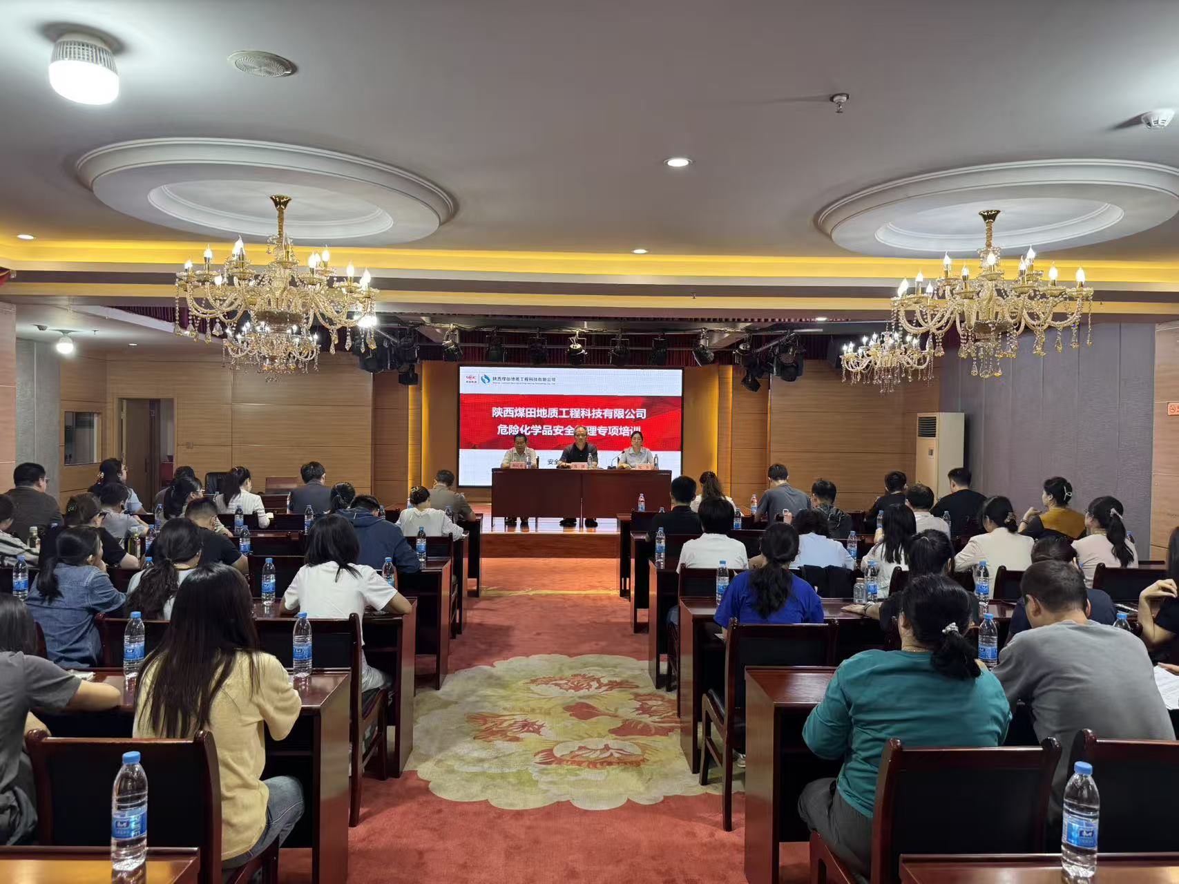 为全面落实国家《危险化学品安全管理条例》及企业安全生产管理制度，切实防范危险化学品在采购、储存、使用、处置全流程中的安全风险，强化实验室操作规范性。9月4日上午，工程科技公司组织开展危险化学品安全管理专项培训，本次培训邀请原西安地质调查中心总工程师郑民奇进行授课，公司全员参与。通过“理论讲解 + 答题考核”的模式，全方位提升员工危化品安全管理能力与应急处置水平。（摄影：穆悦）.jpg