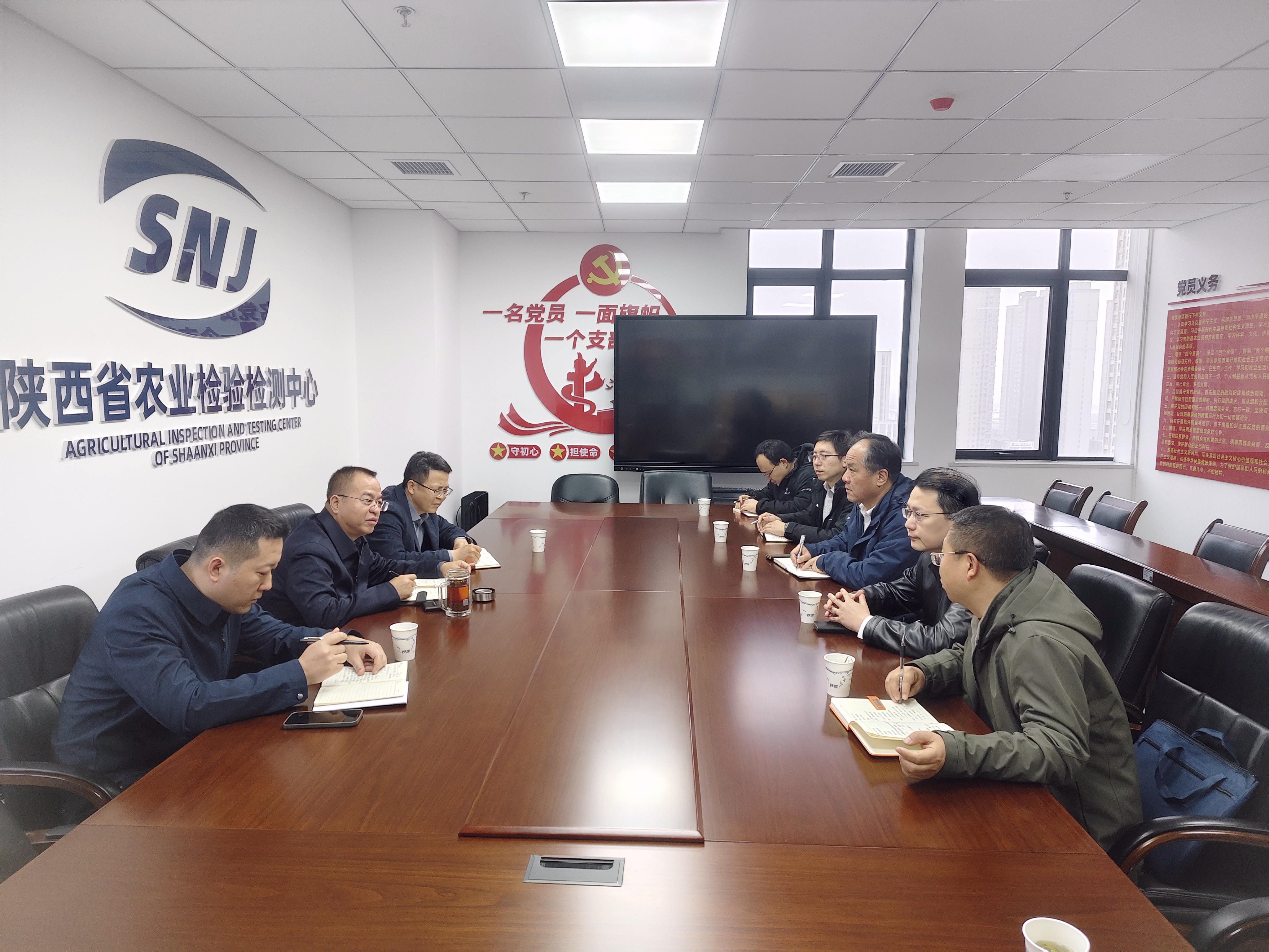 211768961282323231.jpeg 为探索检验检测行业转型升级路径,聚焦核心业务拓展方向,强化跨领域协同赋能,1月19日,陕西煤田地质工程科技有限公司党总支书记、董事长张健带队赴陕西省农业检验检测中心开展专题学习交流。陕西省农业检验检测中心主任李智文及管理团队对交流团的到访表示热情欢迎,全程陪同参观并开展深度业务对接。(摄影:王晓玉).jpg