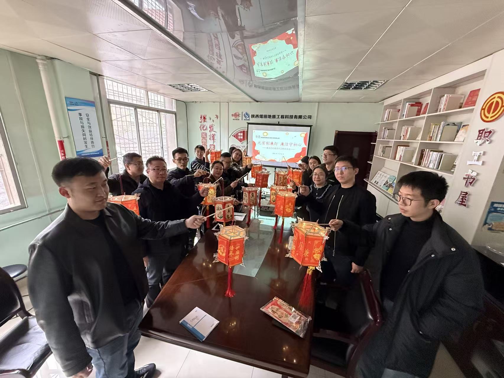 元宵花灯映清风，廉洁初心践于行。在元宵佳节来临之际，为弘扬中华优秀传统文化，厚植公司廉洁文化根基，工程科技公司以“元宵制廉灯 廉心守初心”为主题，精心组织开展廉洁文化手工制作活动，将传统民俗文化与廉洁教育深度融合，让干部、职工在喜庆氛围中接受清风洗礼，筑牢思想防线。（摄影：王慧）图片2.jpg