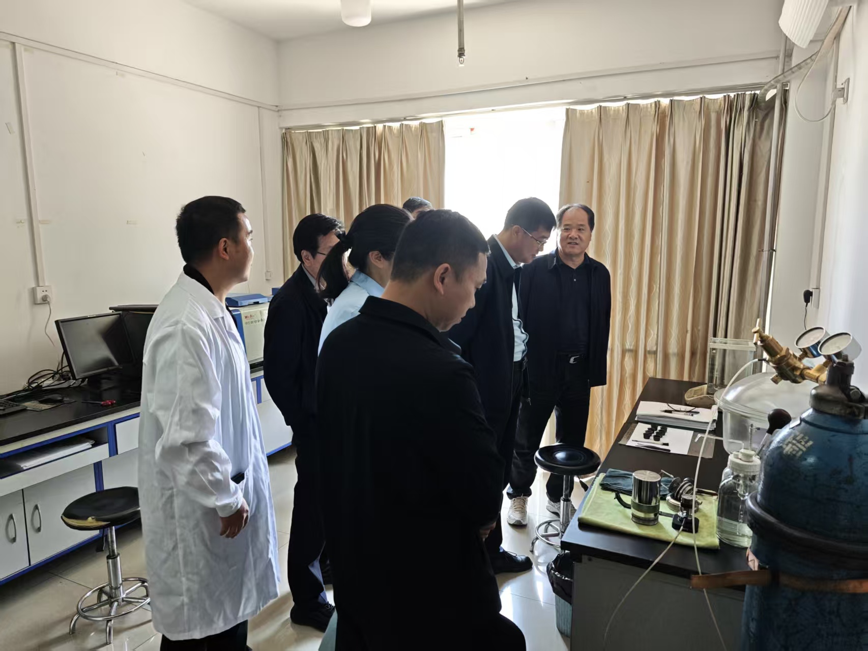 4月30日，陕煤地质集团党委委员、副总经理韩志雄带队，集团生产管理部负责人段晓青、安全环保部负责人陈粤强一同前往工程科技公司山阳煤矿驻矿实验室，开展2026年度春季安全、环保、消防综合大检查，并慰问坚守一线的干部职工。工程科技公司党总支书记、董事长张健、副总经理邹芳及相关人员陪同。（摄影：田旺洲）.jpg