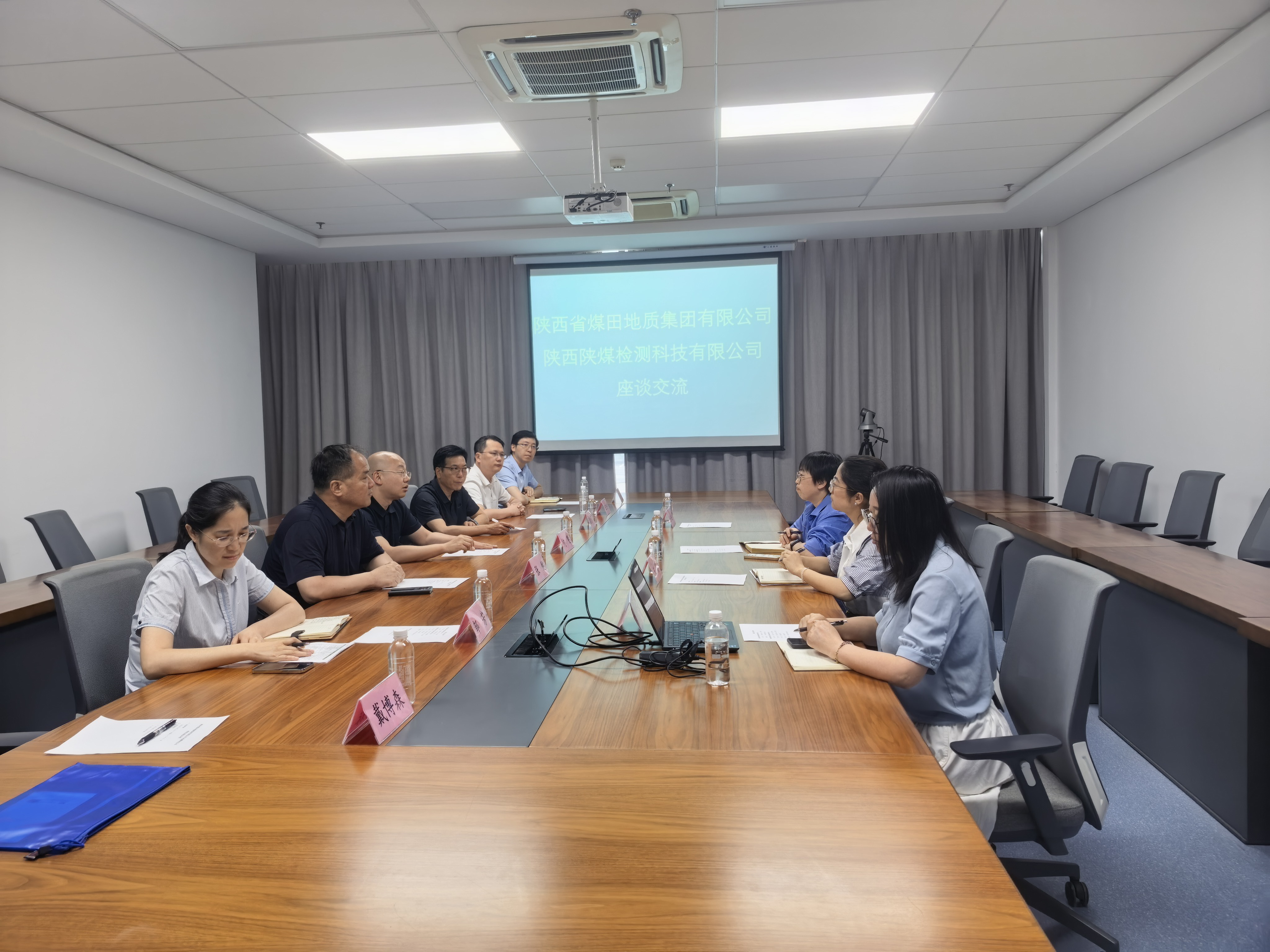 151781484325794482.jpeg 为深化产业联动、盘活资源优势、夯实协同发展基础,助力陕西能源产业高质量发展,6月10日下午,陕西省煤田地质集团党委副书记、总经理何斐带队赴陕西陕煤检测科技有限公司调研交流。(摄影:戴博森).jpg