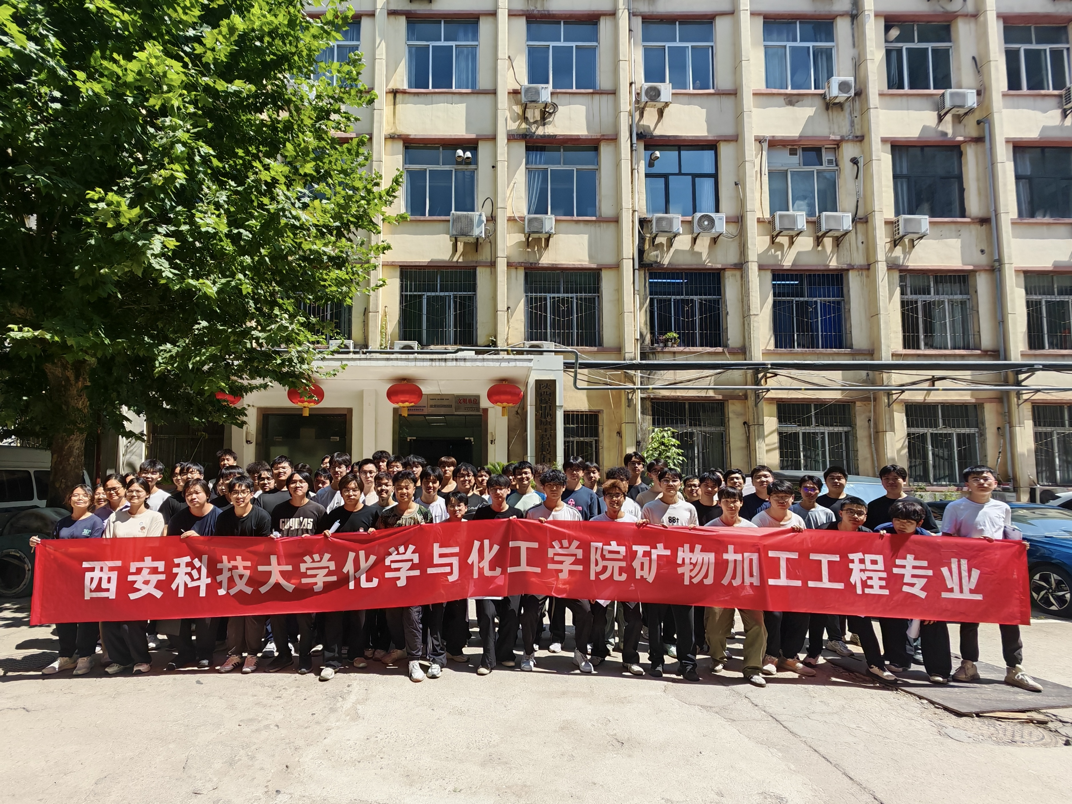 为持续深化产教融合育人成效，助力高校夯实学生专业基础，拓宽矿物加工专业实践认知。7月8日，工程科技公司联合西安科技大学化学与化工学院，组织矿物加工工程专业学生开展一日实景认识实习，开启专业实践启蒙第一课。（摄影：姜鸣）.jpg