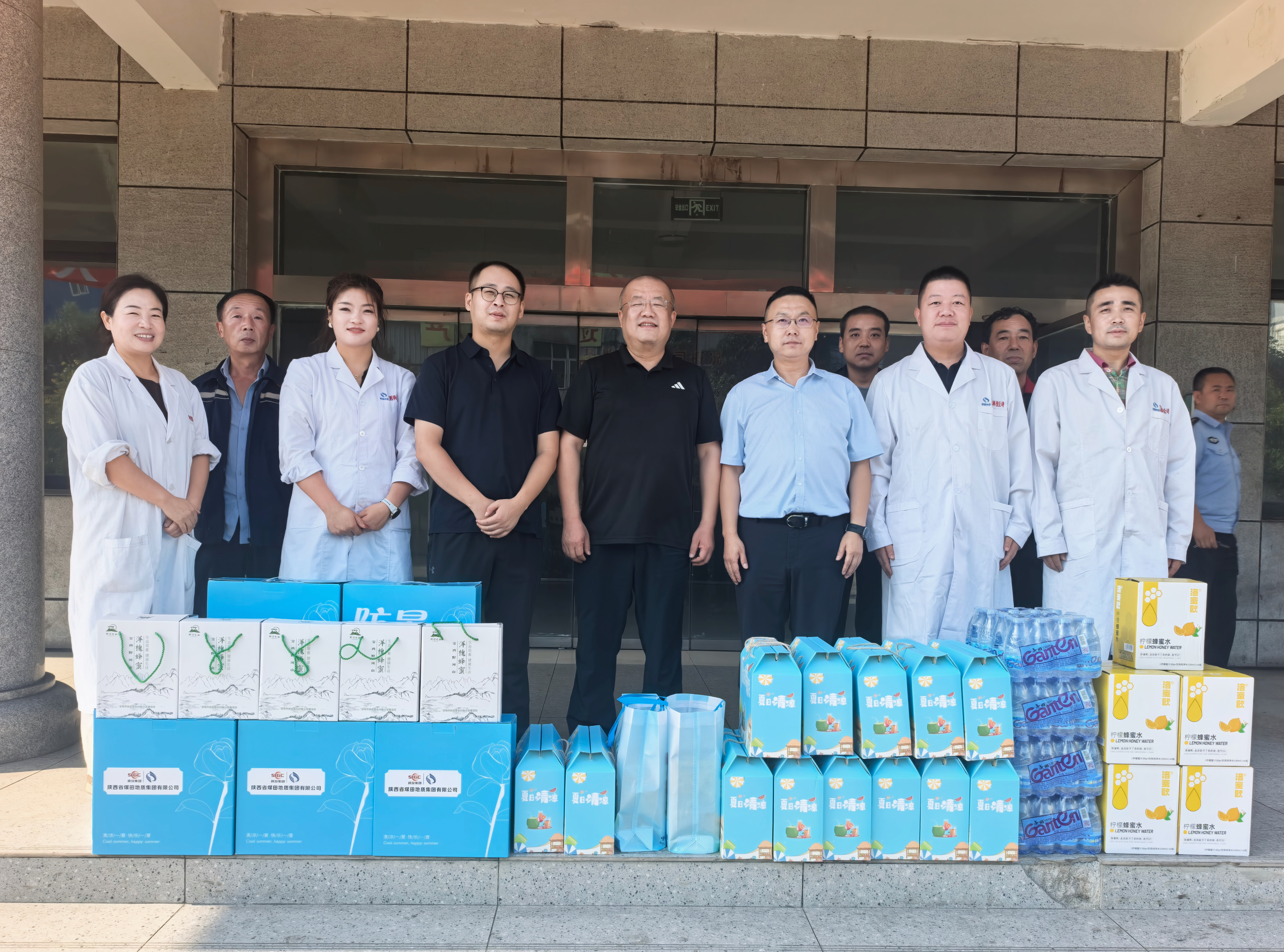 清凉物资送凉意，殷殷关怀鼓干劲。8月13日，陕煤地质集团工会主席杨鹏、陕煤地质集团工会干事尤家骏一行到工程科技公司崔木矿区实验室开展“夏送清凉”慰问活动，为长期奋战在矿区实验室检测一线的职工送去了工会组织的关怀与清凉。工程科技公司副总经理、工会主席陈岗一同前往慰问。.jpg