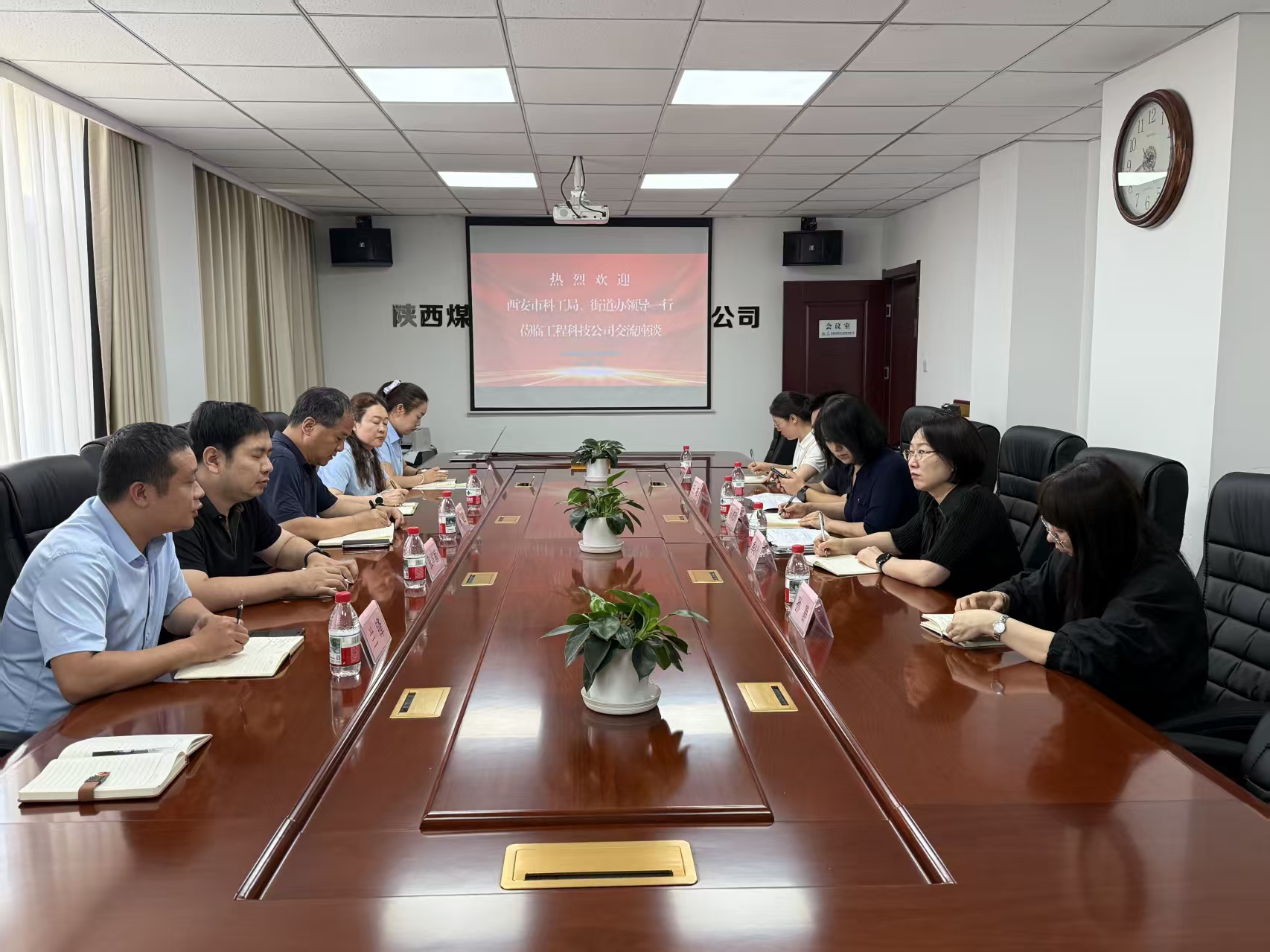 8月13日下午，西安市碑林区科技和工业信息化局局长陈晓玲、太乙路街道办事处主任季冬玲率队深入陕西煤田地质工程科技有限公司，开展规上企业走访座谈。（摄影：刘思敏）.jpg
